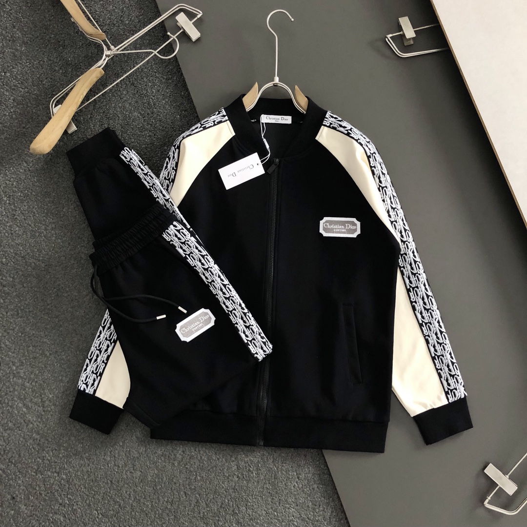 NO:128050,DIR* set style m-xxxl The latest and most top black and white color-blocking splicing style on both sides of webbing letter jacquard hooded casual zipper set, the top quality counter is on sale, the top production process imported fabric, the unique design of the counter model, using imported high-end custom imported silk thread with first-class feel!  Official website for sale, hats, alexander wang19860909DIR*套装版型m-xxxl 最新最顶级黑白拼色拼接款两侧织带字母提花连帽休闲拉链套装,最顶级的品质专柜在售,顶级制作工艺进口面料,专柜款独特设计,采用进口高端订制进口丝线手感一流！官网在售,,hats,alexander wang,Men's clothing