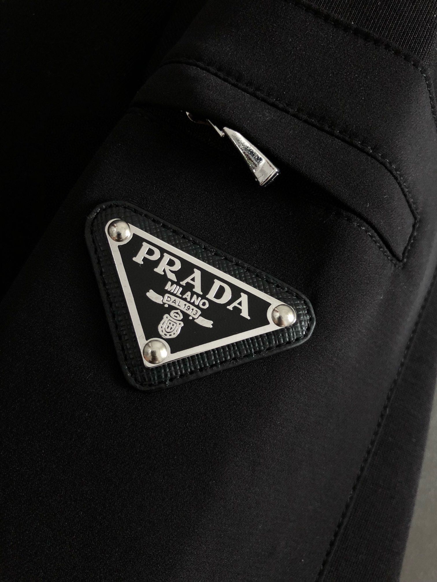 PRAD*合身版型M-XXXL2024秋冬云柔太空棉纯色袖子口袋融合金属三角标刺绣logo时尚百搭圆领卫