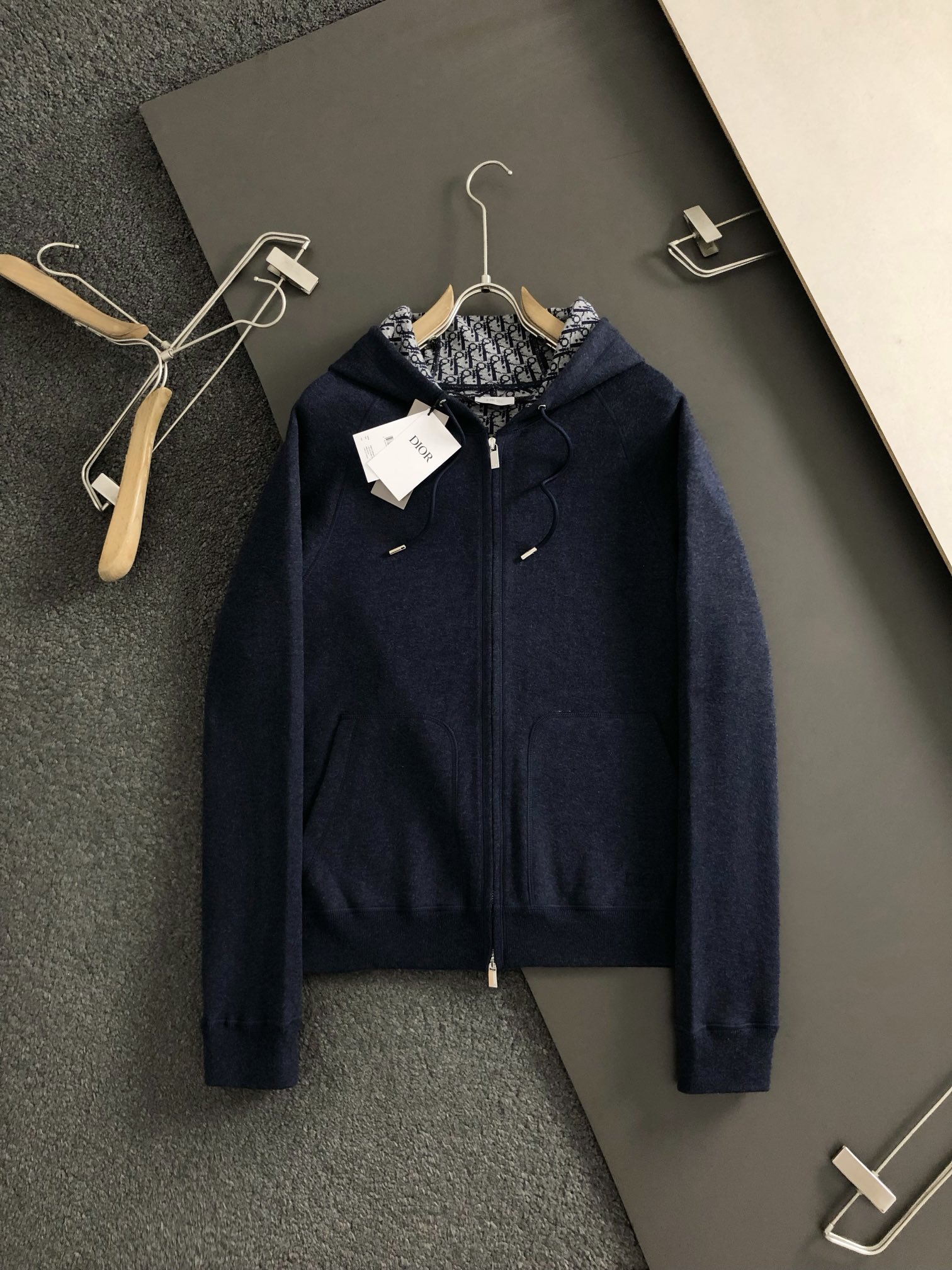 NO:125307,Dir* 24 latest top navy blue counter wool cardigan jacket, top quality counter original quality, exquisite craftsmanship imported fabrics, unique design of the counter, using imported high-end custom imported silk thread, first-class feel!  Official website for sale!  S-XXL, Jackets & coats,alexander wang19860909Dir* 24最新顶级藏青色专柜款羊毛开衫外套,最顶级的品质专柜原单精品,精致工艺进口面料,专柜款独特设计,采用进口高端订制进口丝线手感一流！官网在售！码数S-XXL,,jackets & coats,alexander wang,Men's clothing