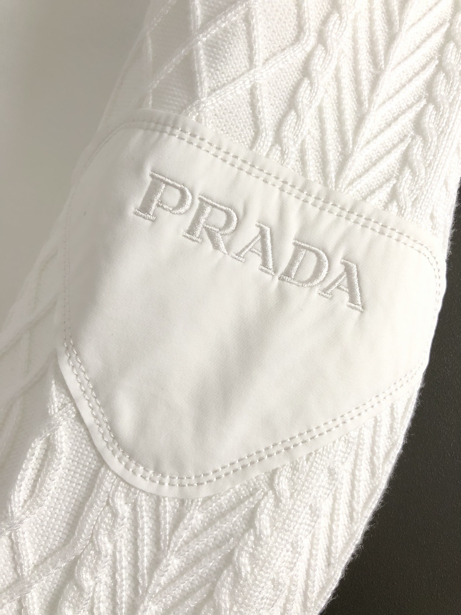 Prad*合身版型M-XXXL2024秋冬新款针织袖贴布绣口袋金属标搭配立领系列针织卫衣精致工艺专柜面料