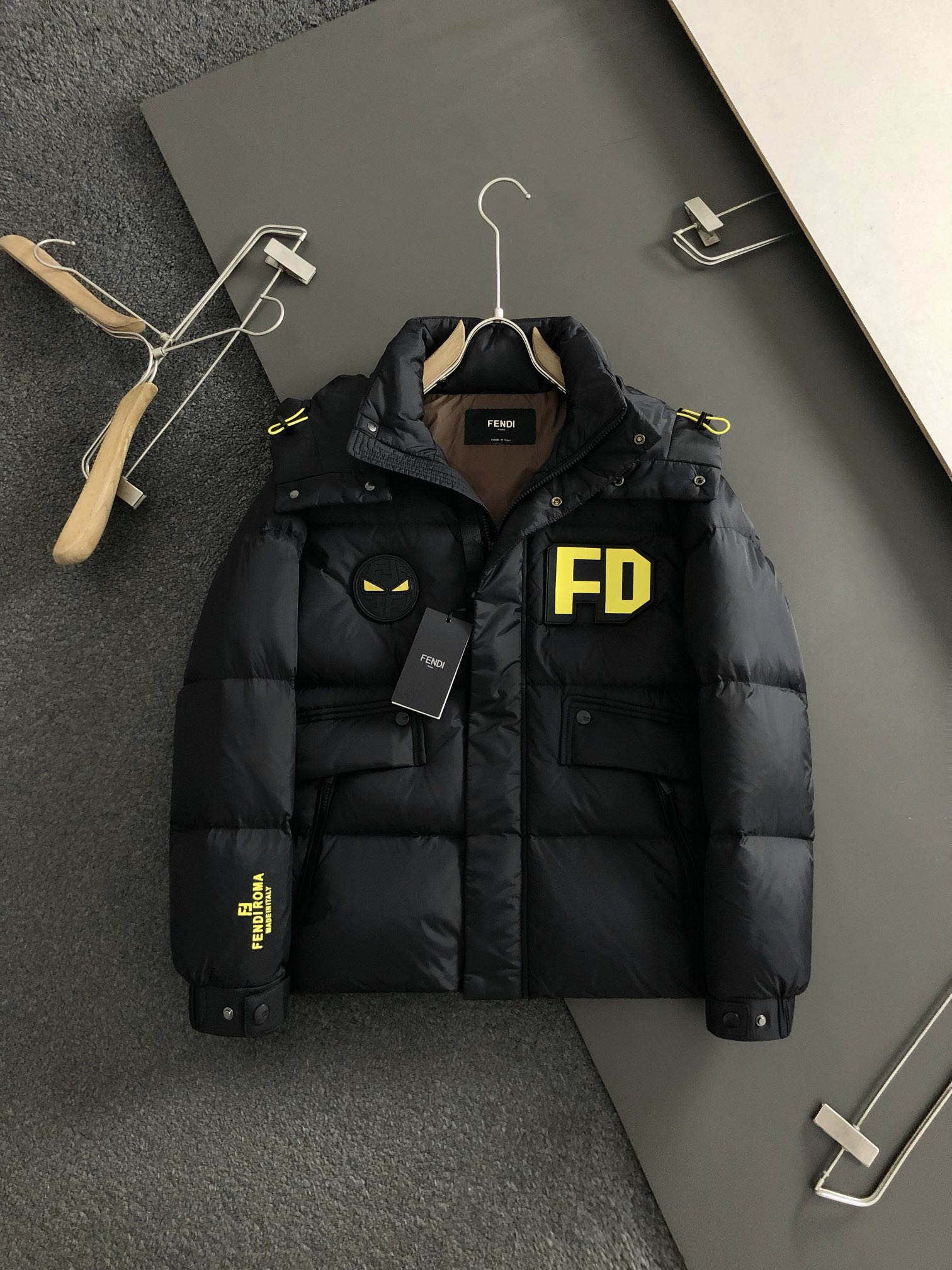 FEND*合身版型M-xxxl24新款新面料FD皮牌设计90绒羽绒服专柜附件打造90绒鸭绒拉热内里连帽夹