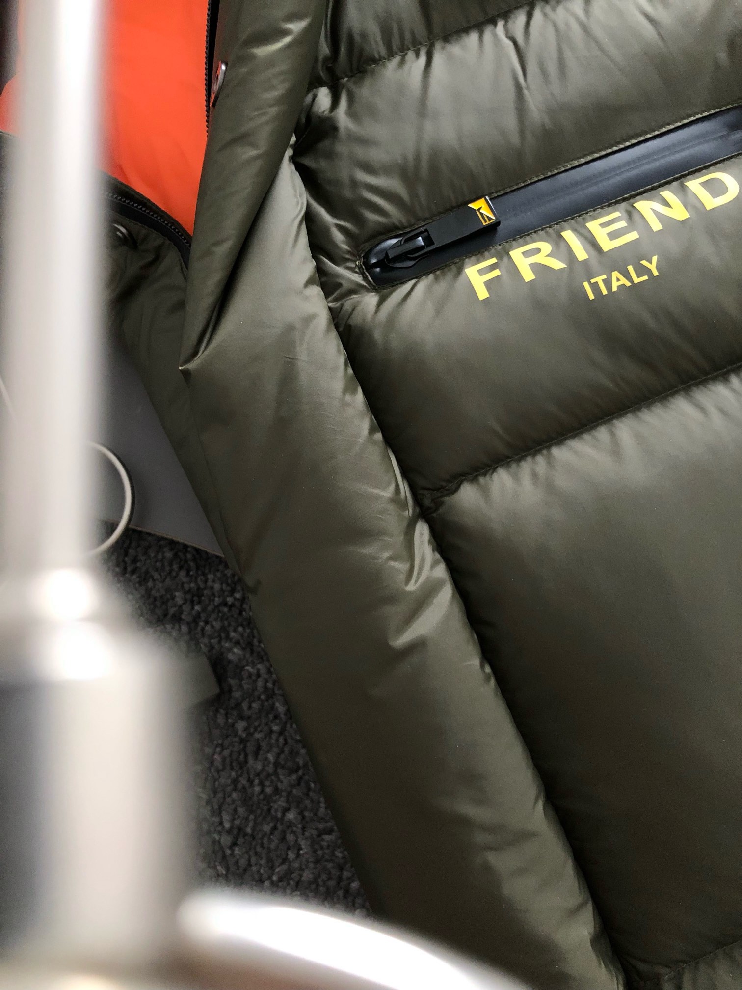 FEND*合身版型M-xxxl24新款新面料FD皮牌设计90绒羽绒服专柜附件打造90绒鸭绒橘色内里连帽夹