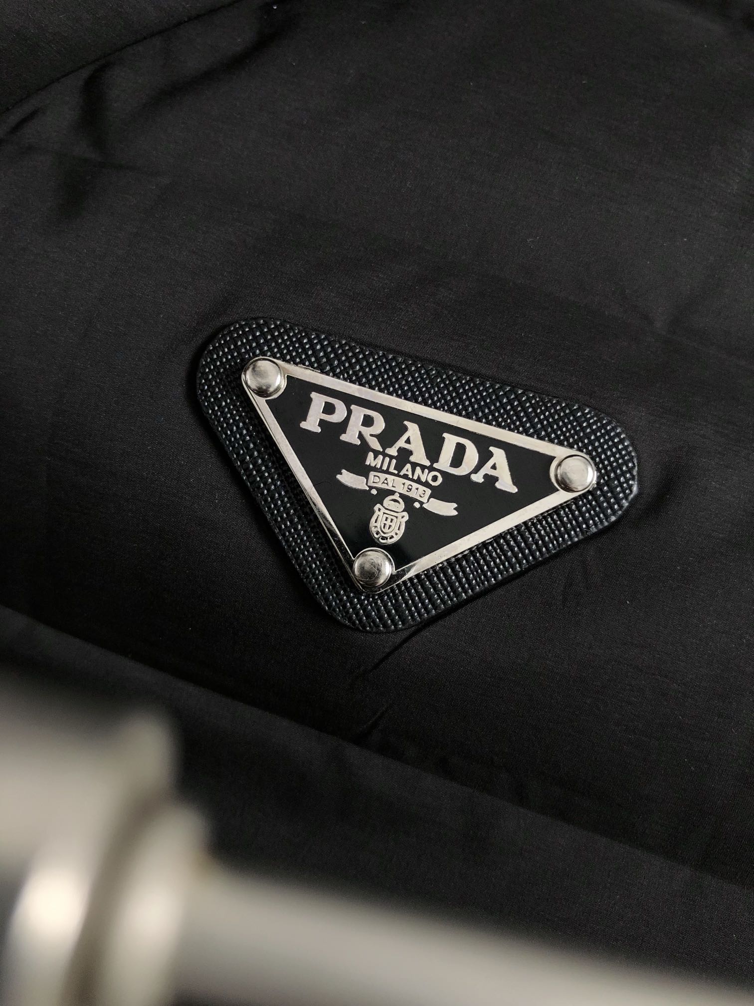 Prad*合身版型46-5424新款金属三角标融合连帽轻羽绒服专柜附件打造90绒鸭绒连帽外套经典双面料拼