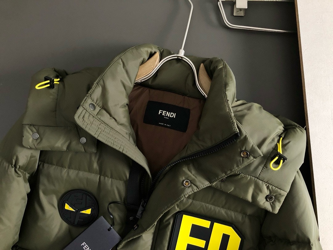 FEND*合身版型M-xxxl24新款新面料FD皮牌设计90绒羽绒服专柜附件打造90绒鸭绒拉热内里连帽夹