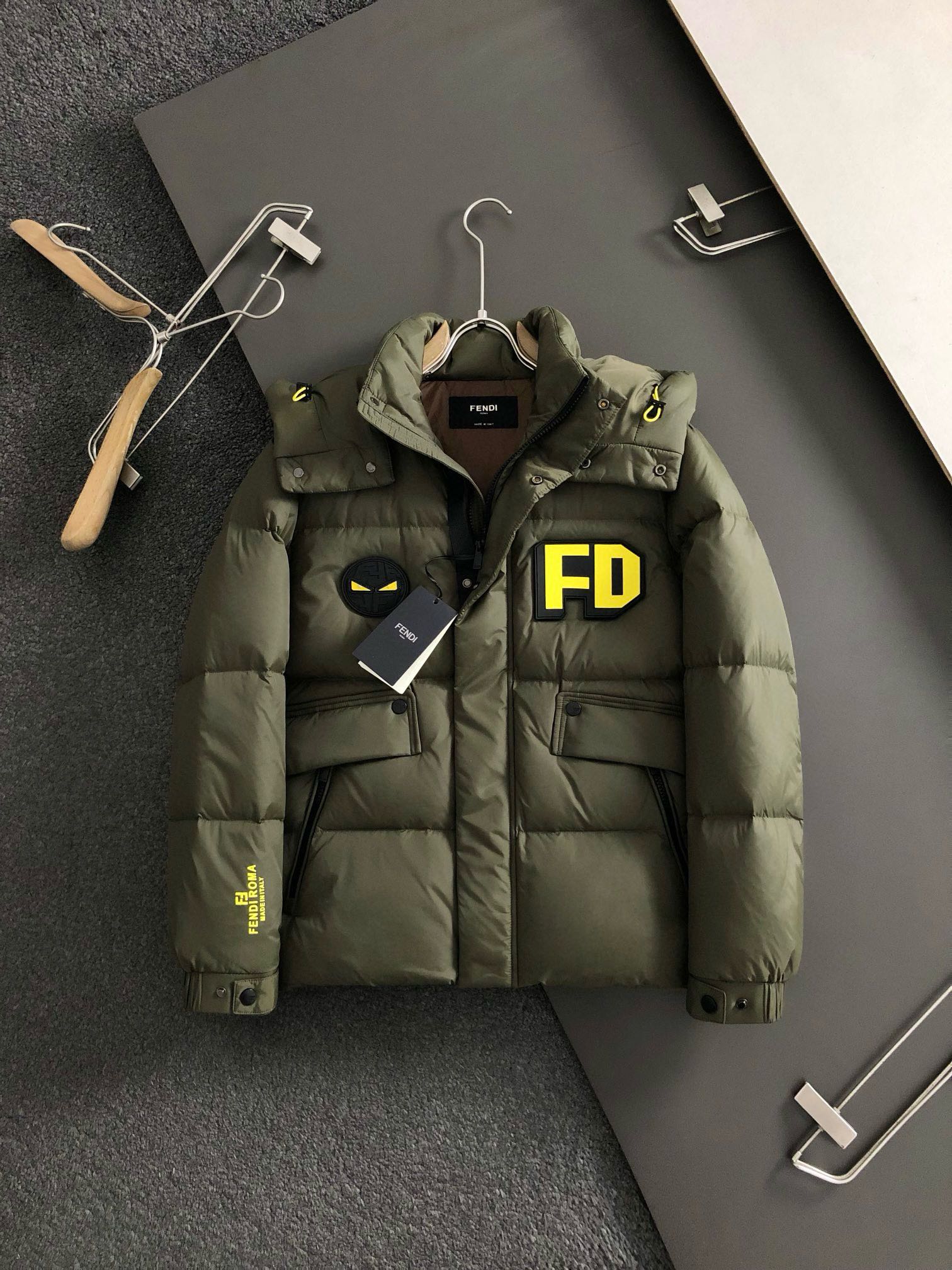 FEND*合身版型M-xxxl24新款新面料FD皮牌设计90绒羽绒服专柜附件打造90绒鸭绒拉热内里连帽夹