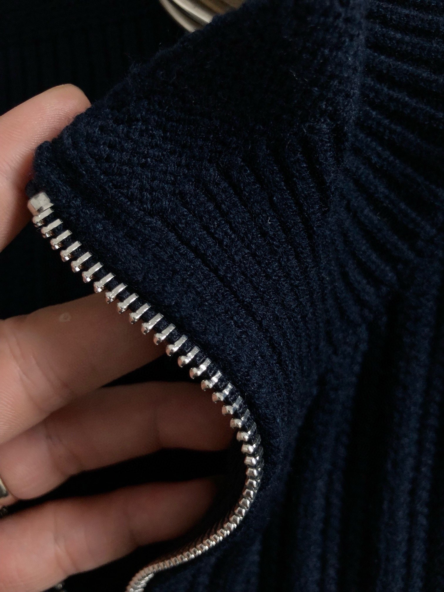 LOW 2025秋冬新款蓝色粗针暗条纹拉链立领圆领羊毛衫，后幅皮牌融合精致工艺专柜面料，顶级元素融合打造