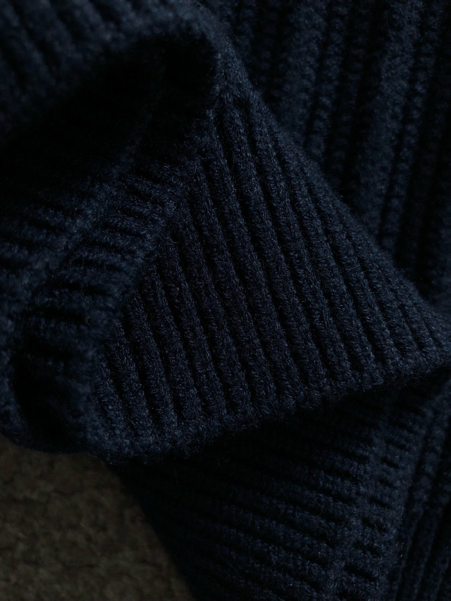 LOW 2025秋冬新款蓝色粗针暗条纹拉链立领圆领羊毛衫，后幅皮牌融合精致工艺专柜面料，顶级元素融合打造