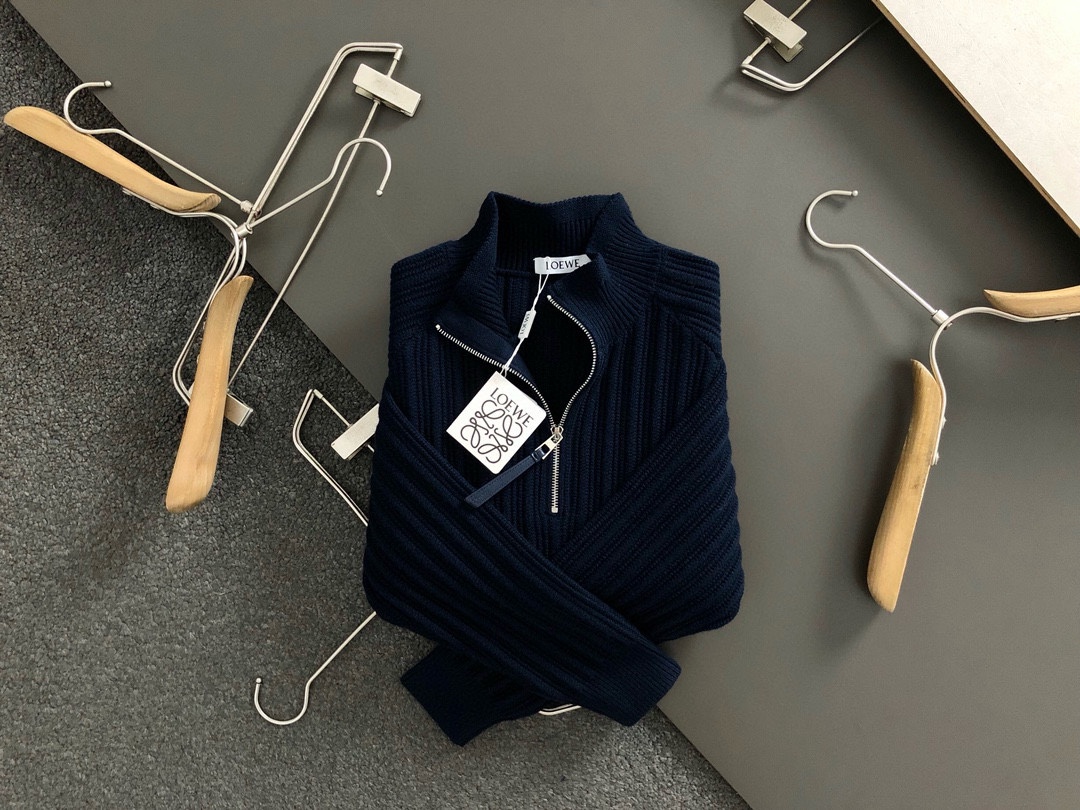 LOW 2025秋冬新款蓝色粗针暗条纹拉链立领圆领羊毛衫，后幅皮牌融合精致工艺专柜面料，顶级元素融合打造
