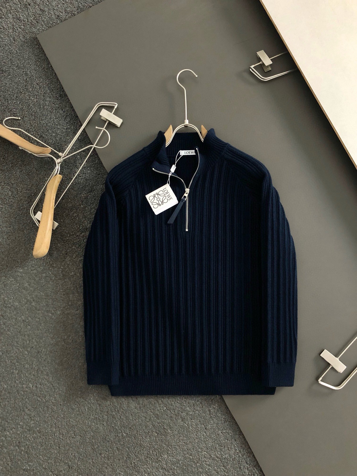 LOW 2025秋冬新款蓝色粗针暗条纹拉链立领圆领羊毛衫，后幅皮牌融合精致工艺专柜面料，顶级元素融合打造