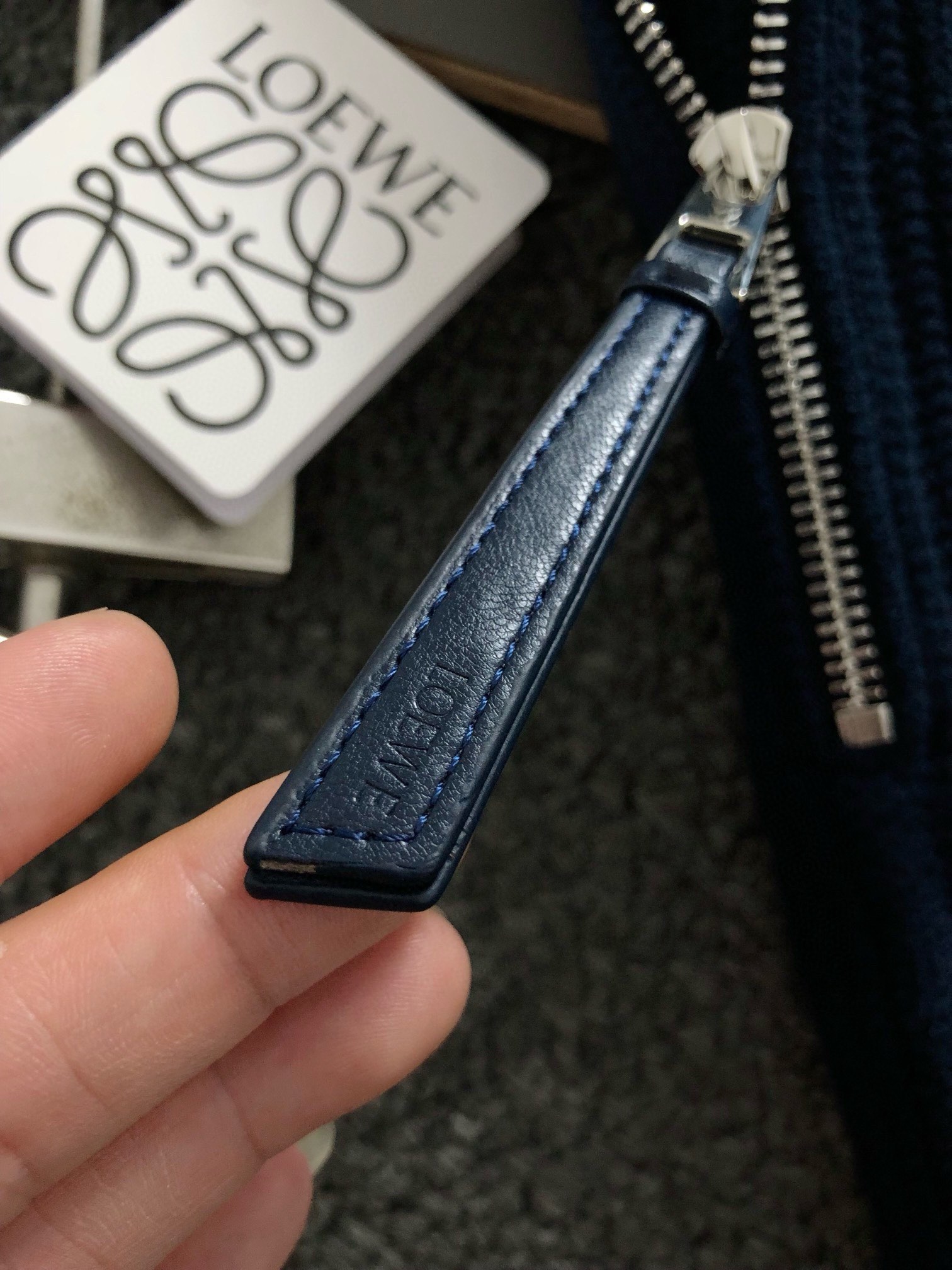 LOW 2025秋冬新款蓝色粗针暗条纹拉链立领圆领羊毛衫，后幅皮牌融合精致工艺专柜面料，顶级元素融合打造