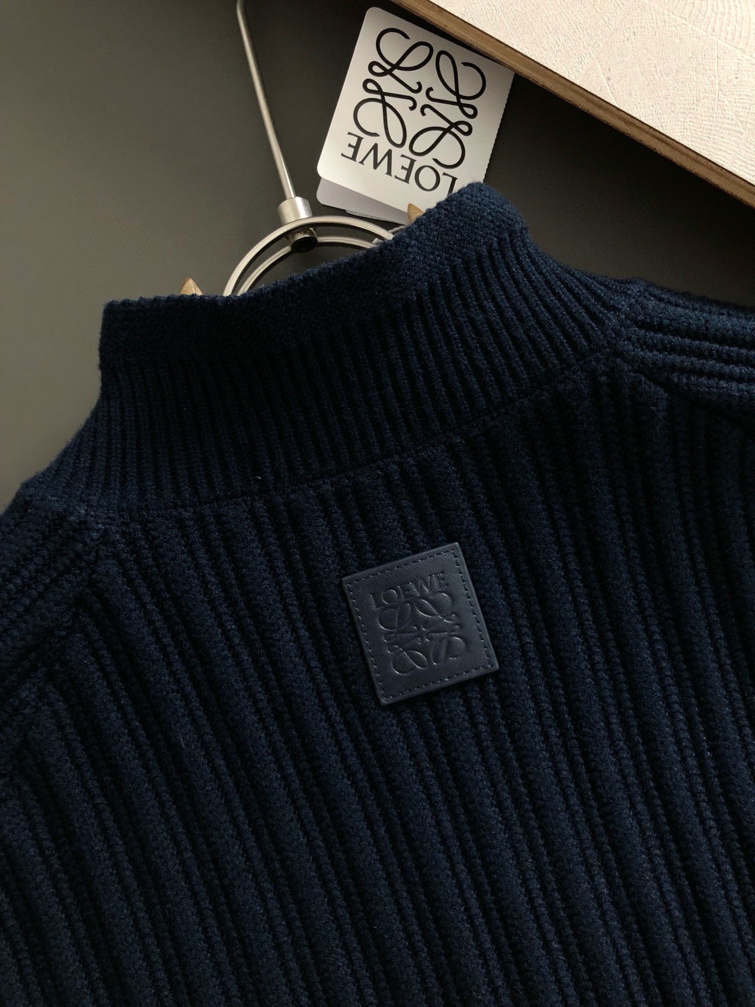 LOW 2025秋冬新款蓝色粗针暗条纹拉链立领圆领羊毛衫，后幅皮牌融合精致工艺专柜面料，顶级元素融合打造