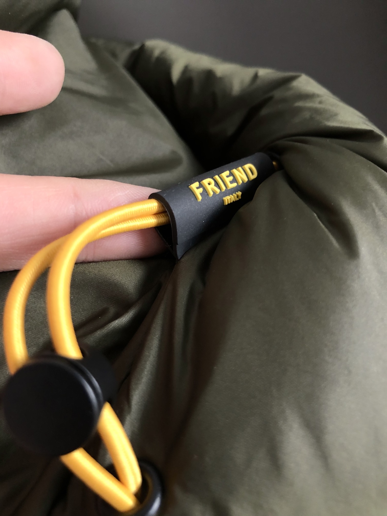 FEND*合身版型M-xxxl24新款新面料FD皮牌设计90绒羽绒服专柜附件打造90绒鸭绒橘色内里连帽夹