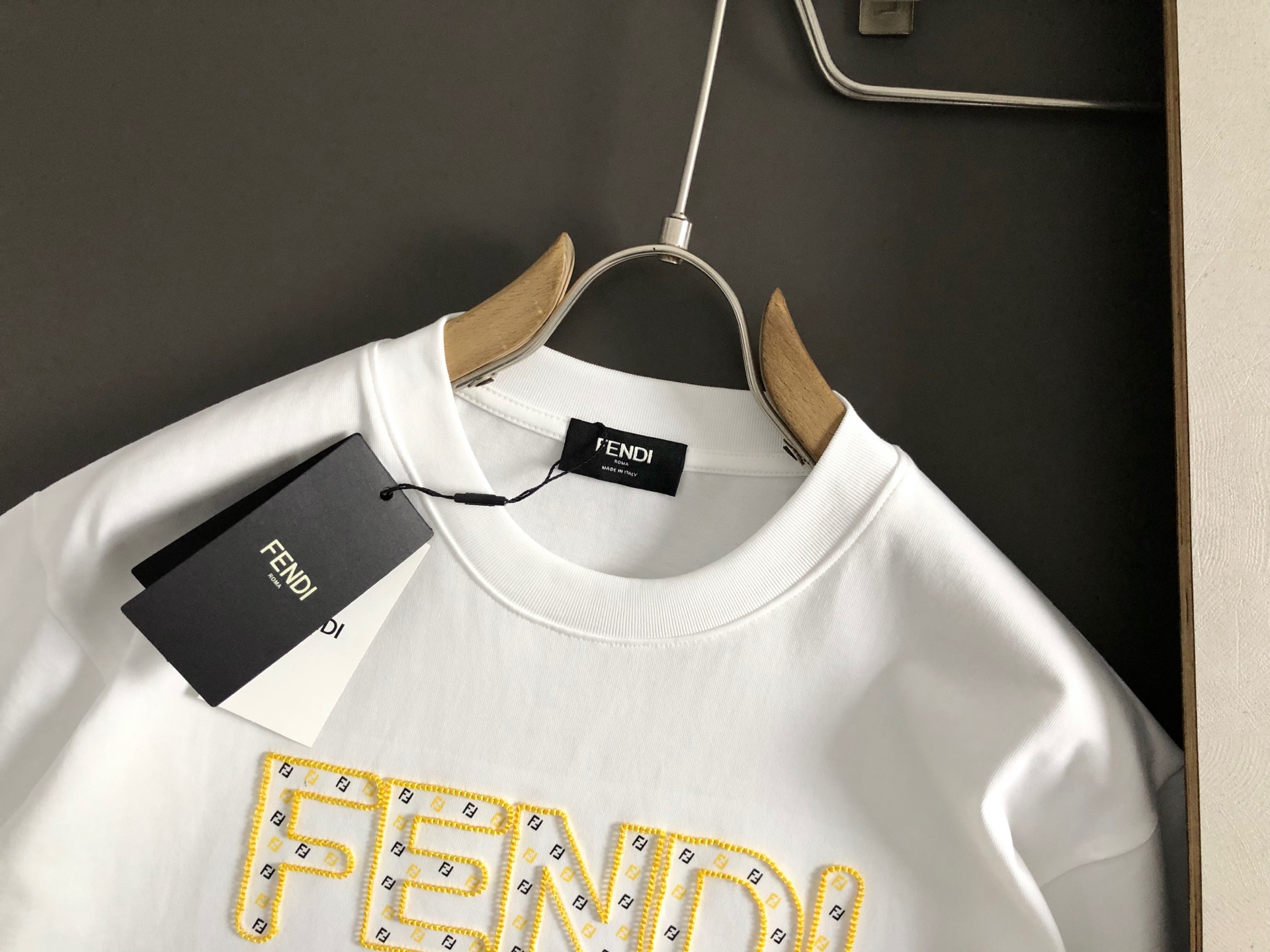 FEBD*微宽版型S-Xl
25早春最新黄色线绣重磅短袖，高端品质专柜原单圆领援助，顶级制作工艺进口面