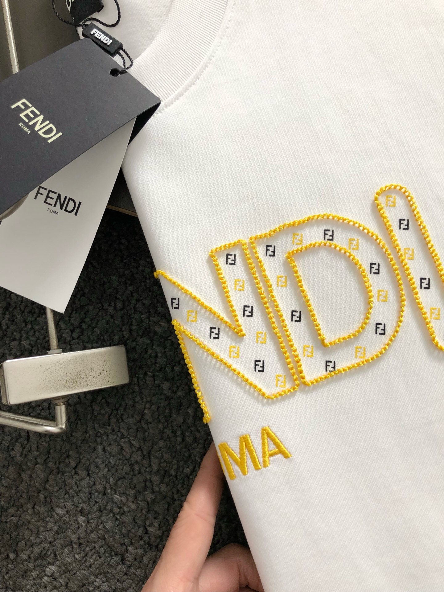  FEBD*微宽版型S-Xl
25早春最新黄色线绣重磅短袖，高端品质专柜原单圆领援助，顶级制作工艺进口面