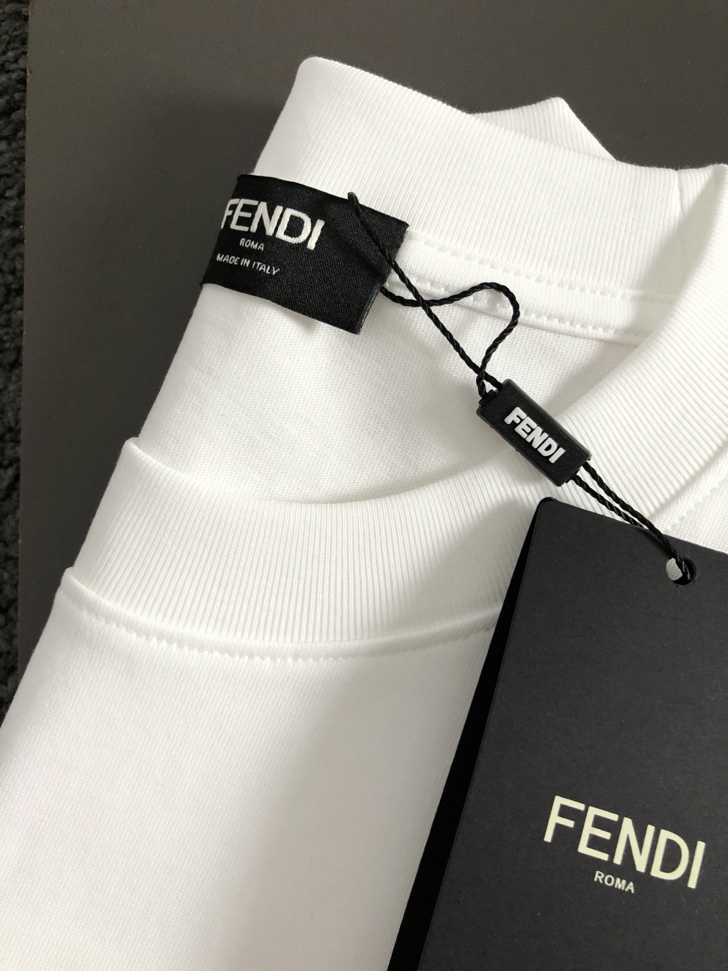  FEBD*微宽版型S-Xl
25早春最新黄色线绣重磅短袖，高端品质专柜原单圆领援助，顶级制作工艺进口面