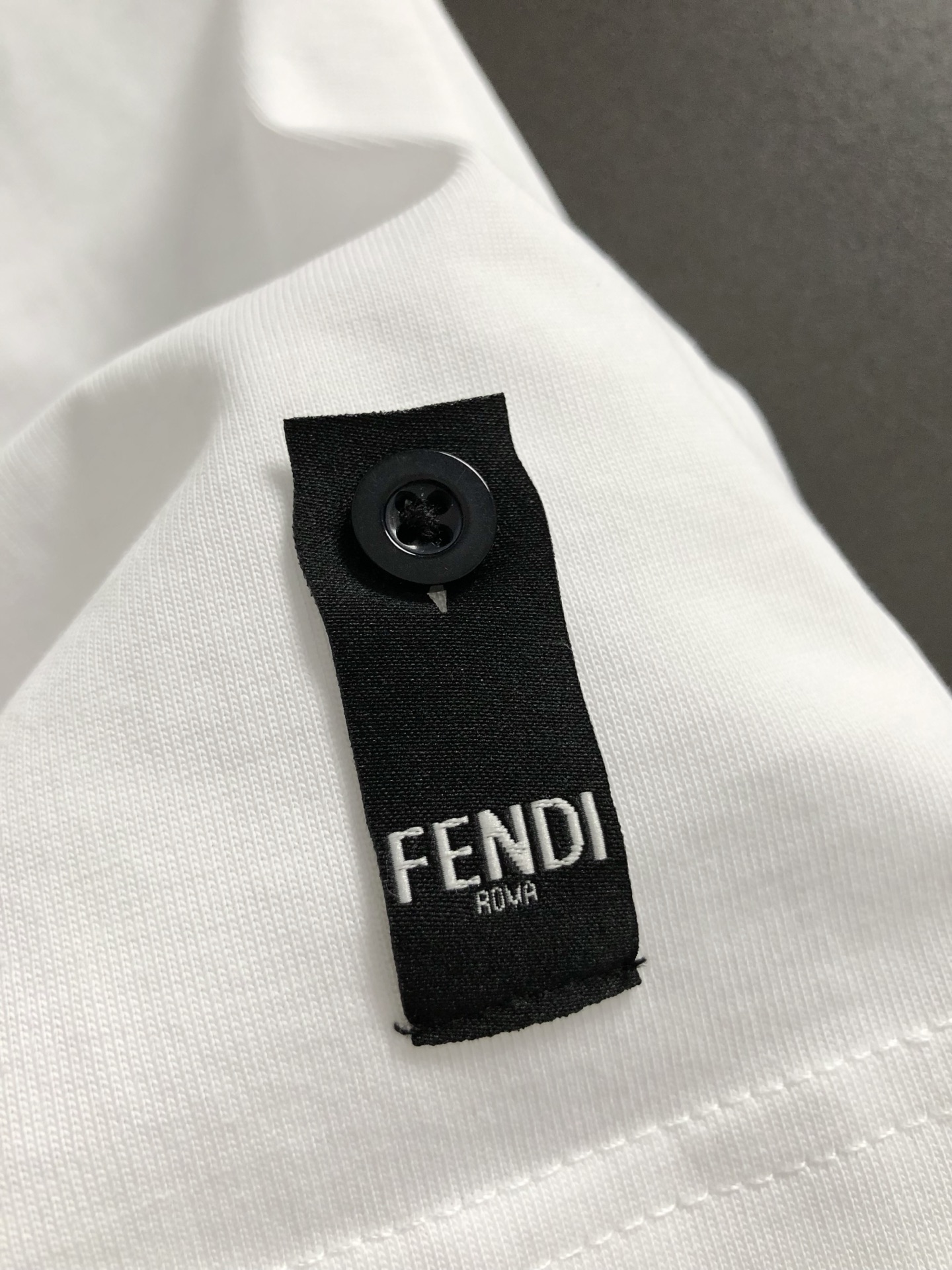  FEBD*微宽版型S-Xl
25早春最新黄色线绣重磅短袖，高端品质专柜原单圆领援助，顶级制作工艺进口面