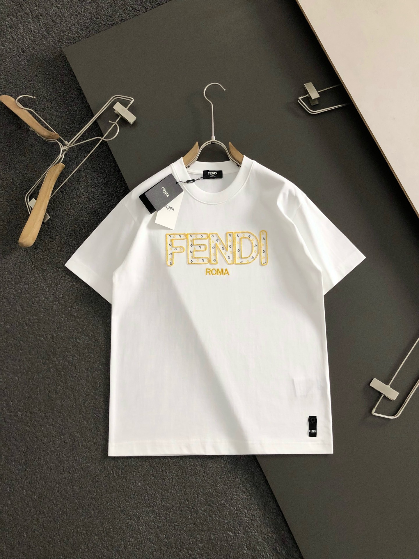  FEBD*微宽版型S-Xl
25早春最新黄色线绣重磅短袖，高端品质专柜原单圆领援助，顶级制作工艺进口面