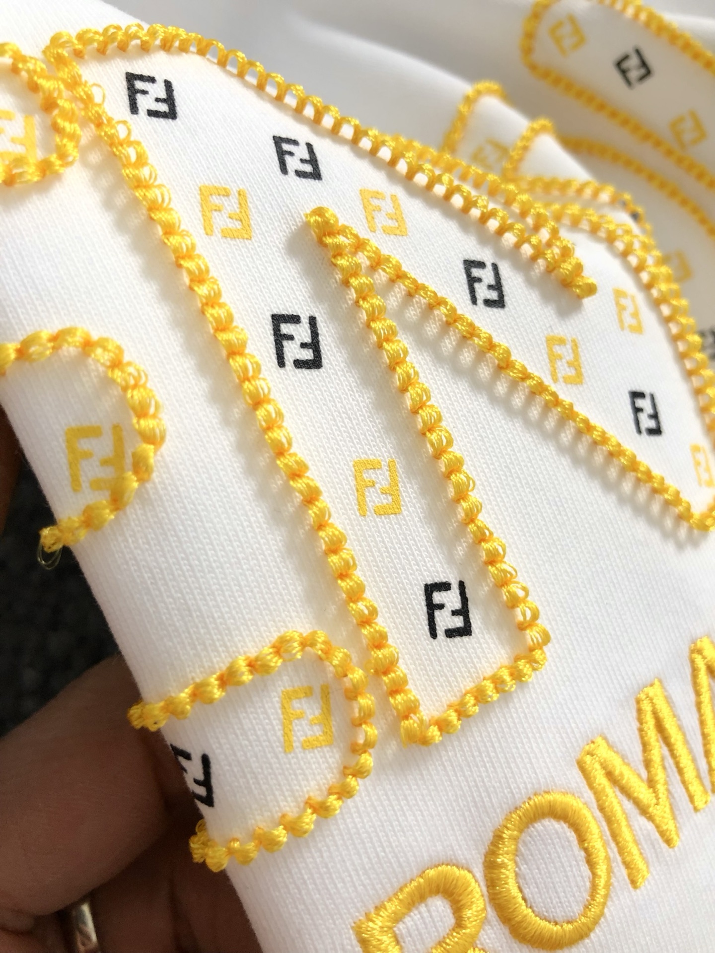  FEBD*微宽版型S-Xl
25早春最新黄色线绣重磅短袖，高端品质专柜原单圆领援助，顶级制作工艺进口面