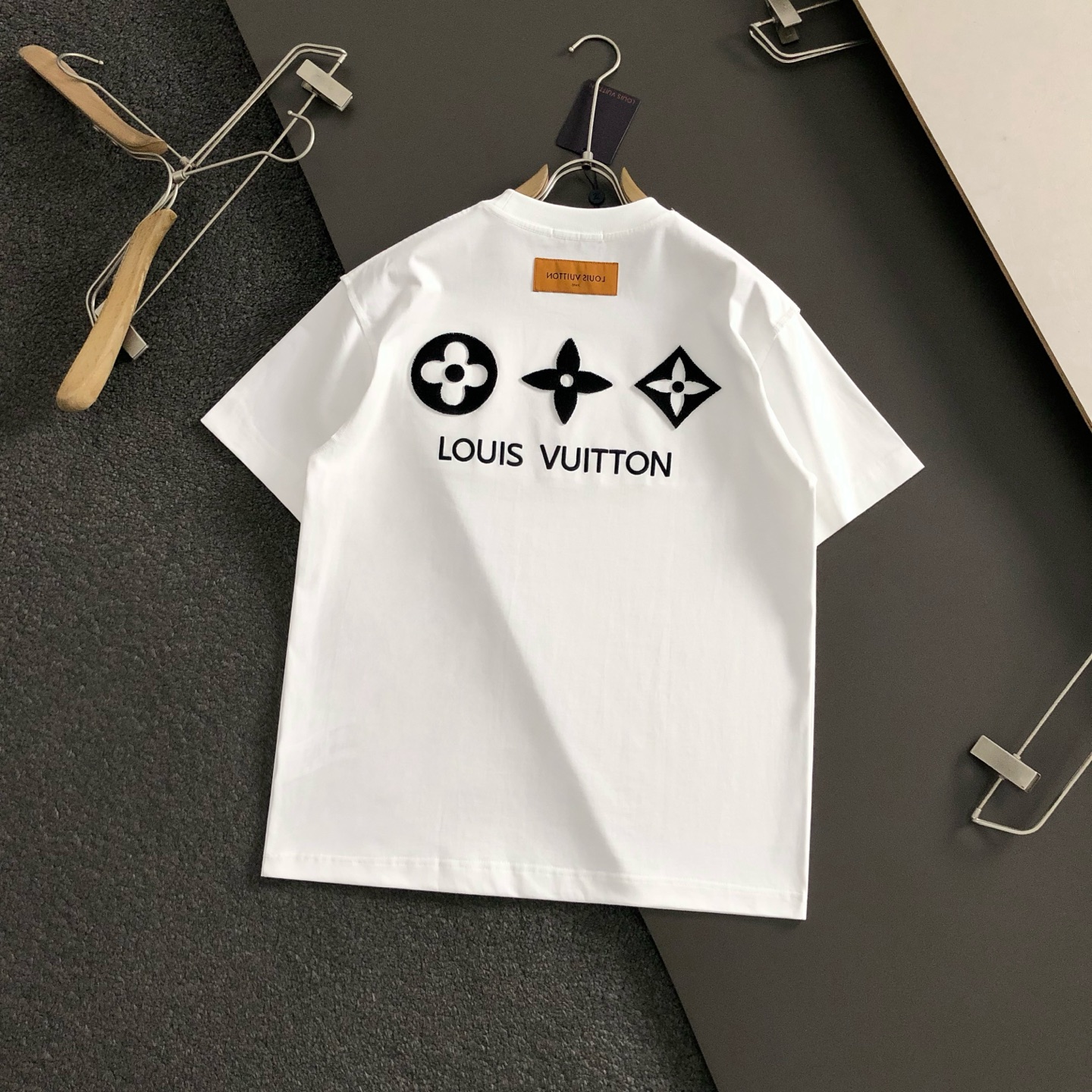  L牌微宽版型S-Xl
25早春最新老花字母刺绣前后幅呼应简约百搭重磅短袖，高端品质专柜原单圆领援助，顶