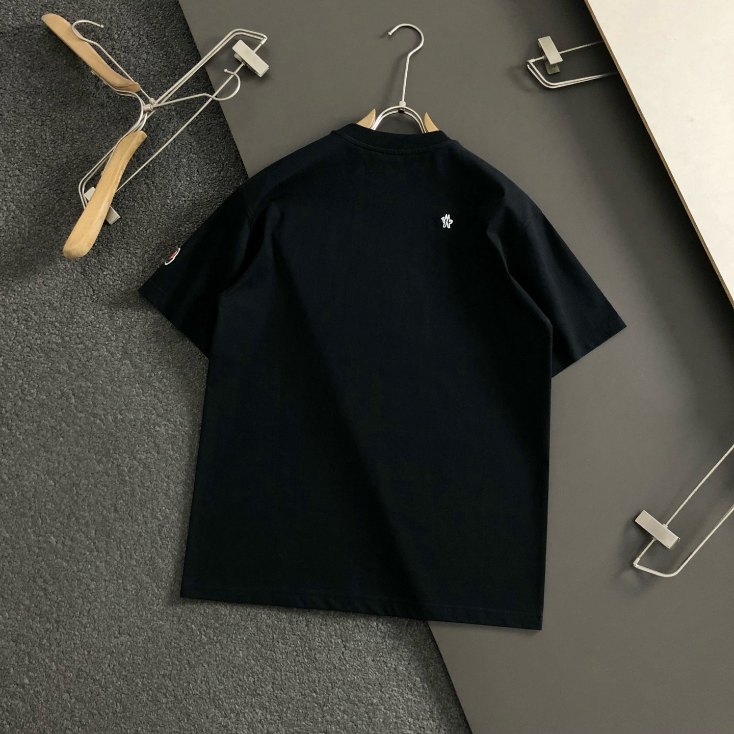  Mon*合身版型M-XXXL
25春夏顶级黑色卡通刺绣款重磅经典短袖，精致工艺专柜面料，顶级元素融合打