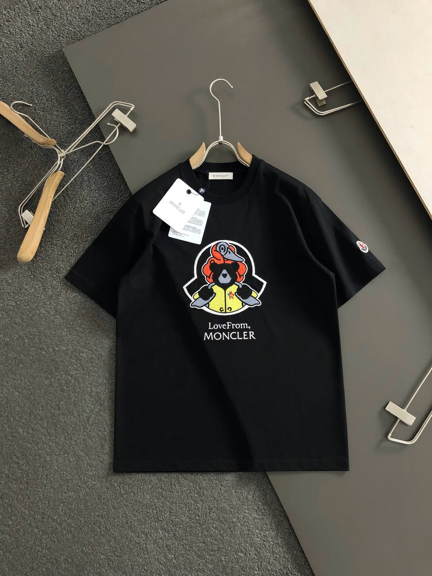  Mon*合身版型M-XXXL
25春夏顶级黑色卡通刺绣款重磅经典短袖，精致工艺专柜面料，顶级元素融合打