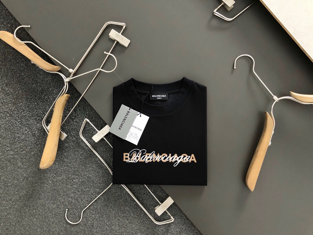  Ba*合身版型M-XXXL
25顶级黑色隔断处理印花叠影元素融合前后幅呼应大幅印花圆领短袖，精致工艺专