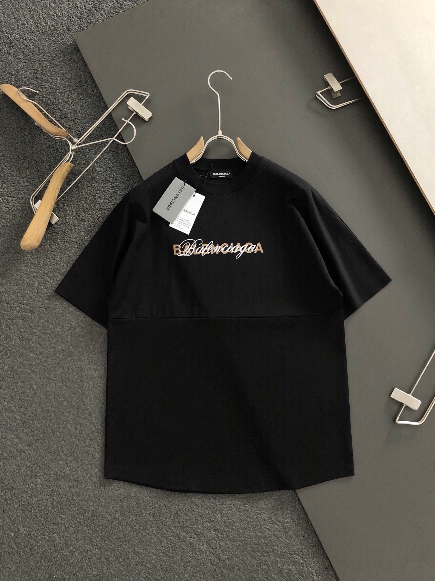  Ba*合身版型M-XXXL
25顶级黑色隔断处理印花叠影元素融合前后幅呼应大幅印花圆领短袖，精致工艺专