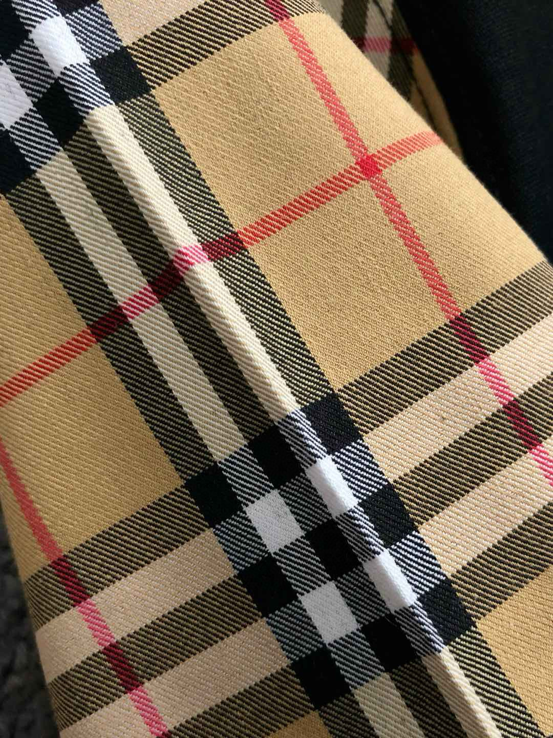  BBR*合身版型M-XXXL
25春夏顶级黑色格纹绣融合骑士刺绣精致工艺专柜面料重磅短袖，顶级元素融合