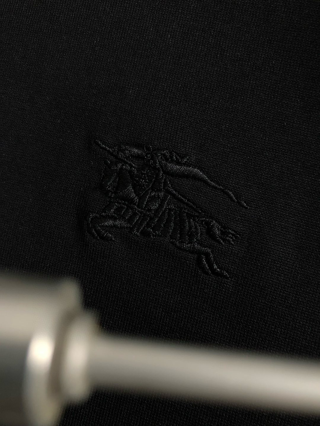  BBR*合身版型M-XXXL
25春夏顶级黑色格纹绣融合骑士刺绣精致工艺专柜面料重磅短袖，顶级元素融合