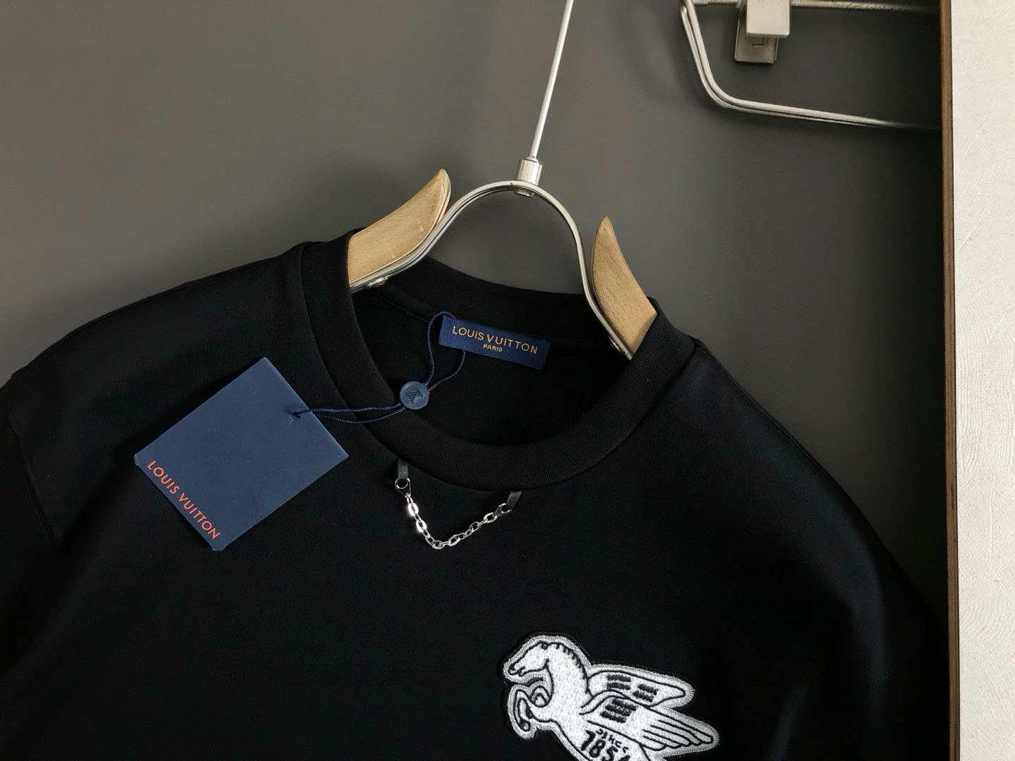  L牌*合身版型M-XXXL
25春夏顶级金属项链搭配立体贴布刺绣飞马经典短袖，精致工艺专柜面料，顶级元