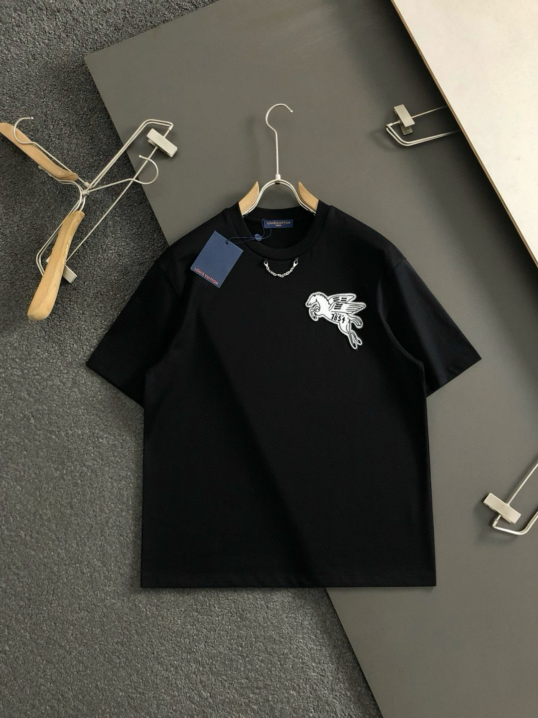  L牌*合身版型M-XXXL
25春夏顶级金属项链搭配立体贴布刺绣飞马经典短袖，精致工艺专柜面料，顶级元