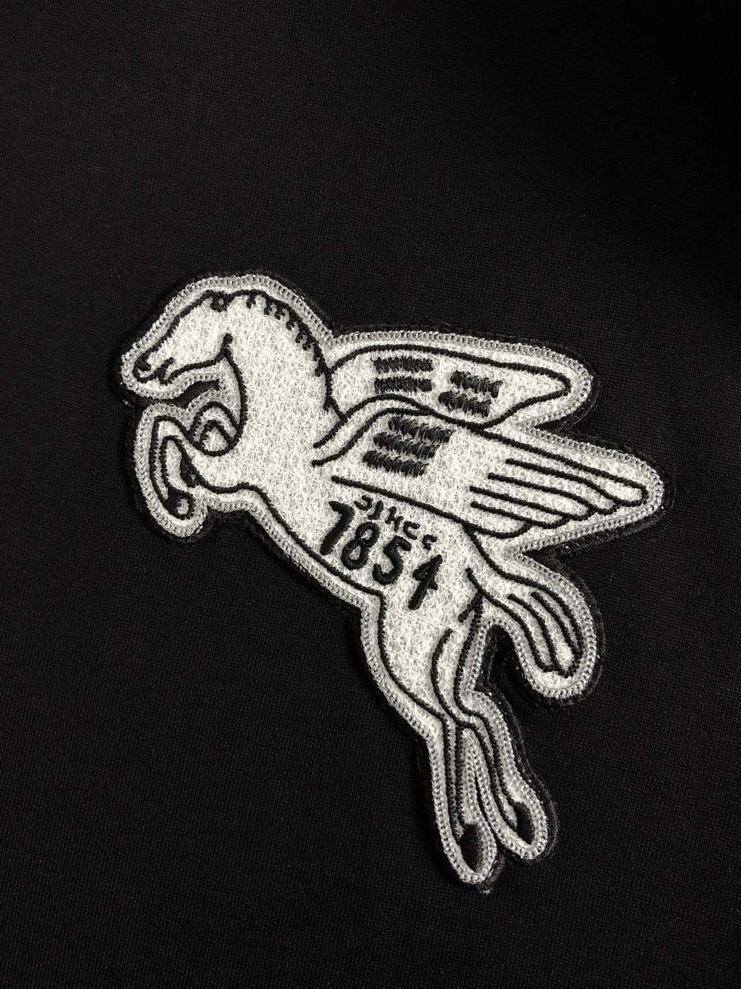  L牌*合身版型M-XXXL
25春夏顶级金属项链搭配立体贴布刺绣飞马经典短袖，精致工艺专柜面料，顶级元