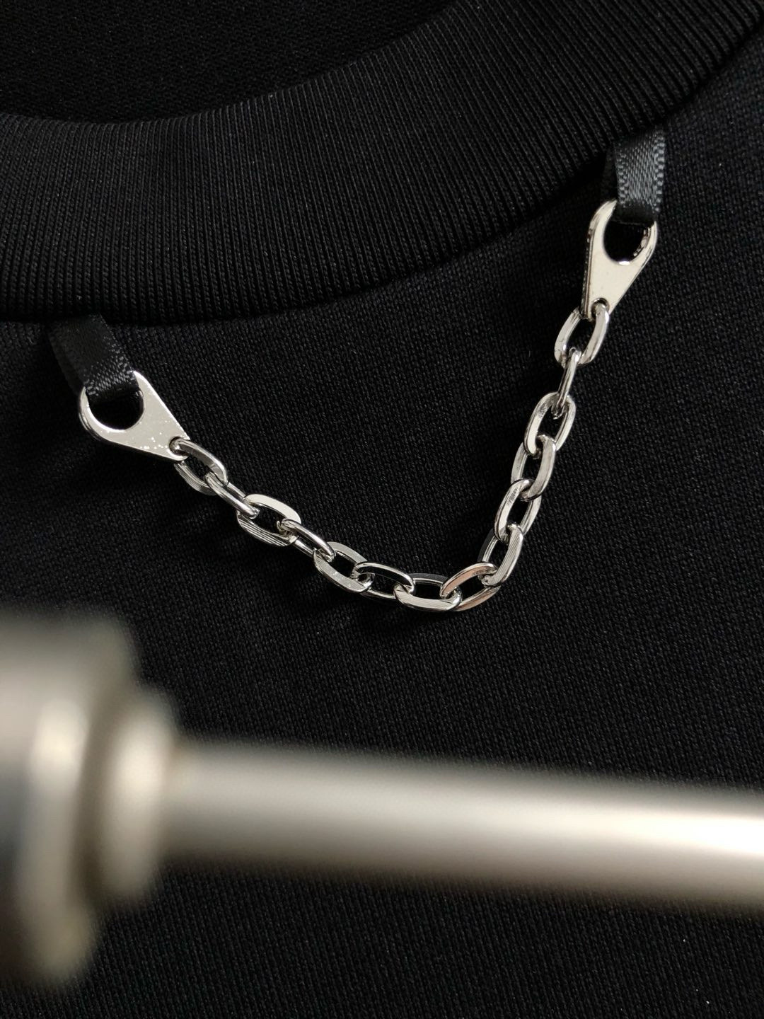  L牌*合身版型M-XXXL
25春夏顶级金属项链搭配立体贴布刺绣飞马经典短袖，精致工艺专柜面料，顶级元
