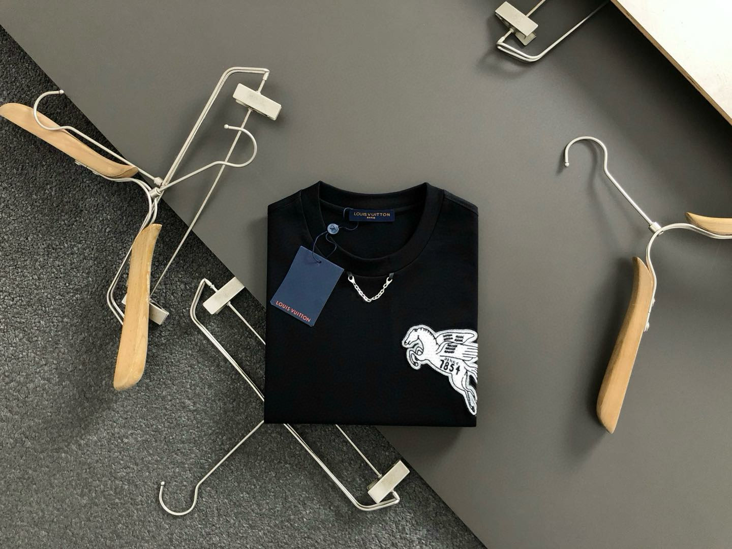  L牌*合身版型M-XXXL
25春夏顶级金属项链搭配立体贴布刺绣飞马经典短袖，精致工艺专柜面料，顶级元