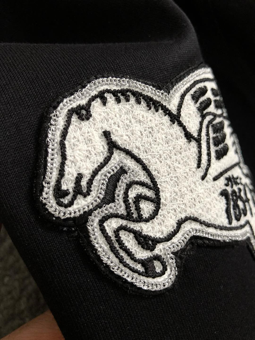  L牌*合身版型M-XXXL
25春夏顶级金属项链搭配立体贴布刺绣飞马经典短袖，精致工艺专柜面料，顶级元