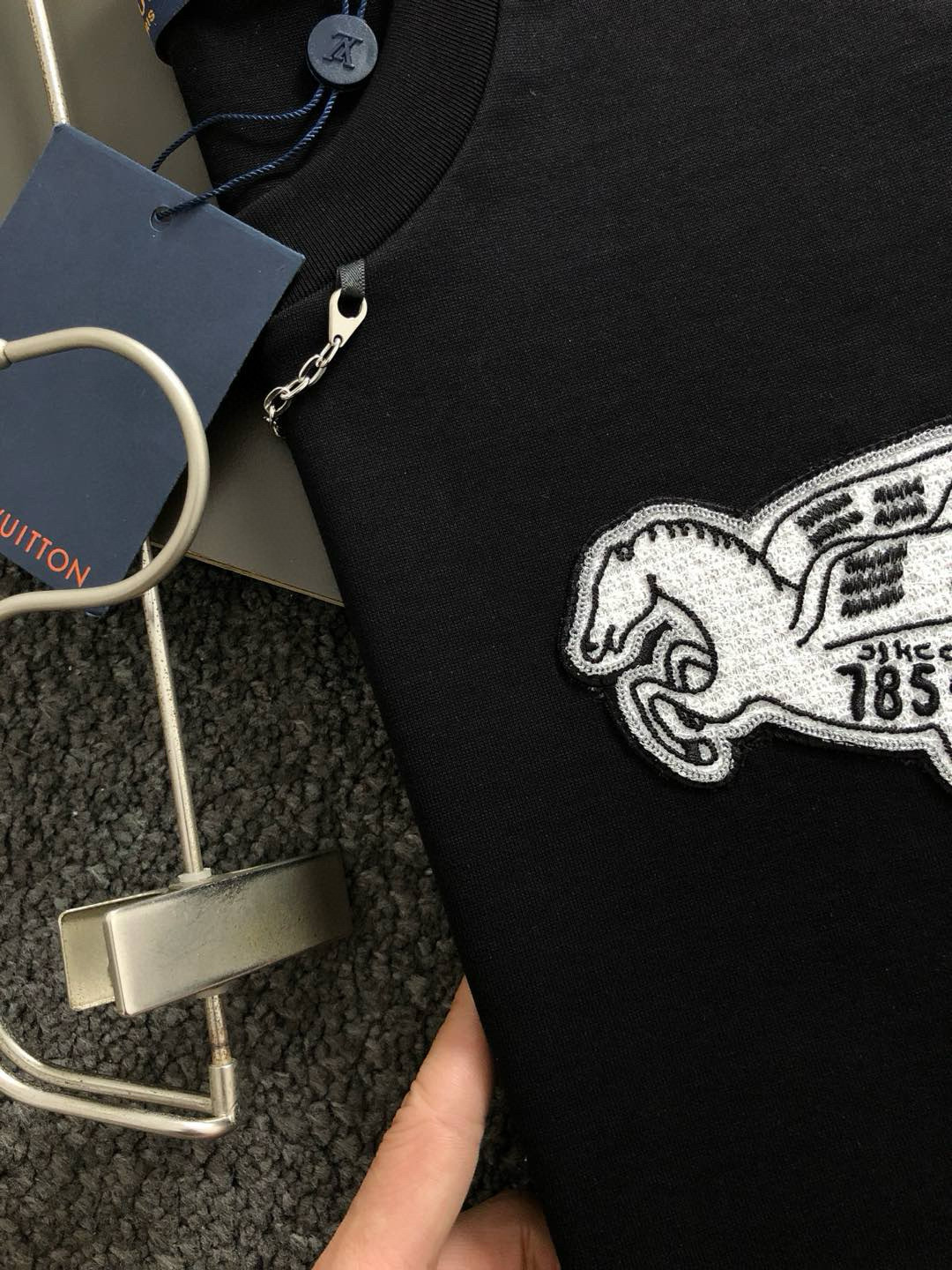  L牌*合身版型M-XXXL
25春夏顶级金属项链搭配立体贴布刺绣飞马经典短袖，精致工艺专柜面料，顶级元