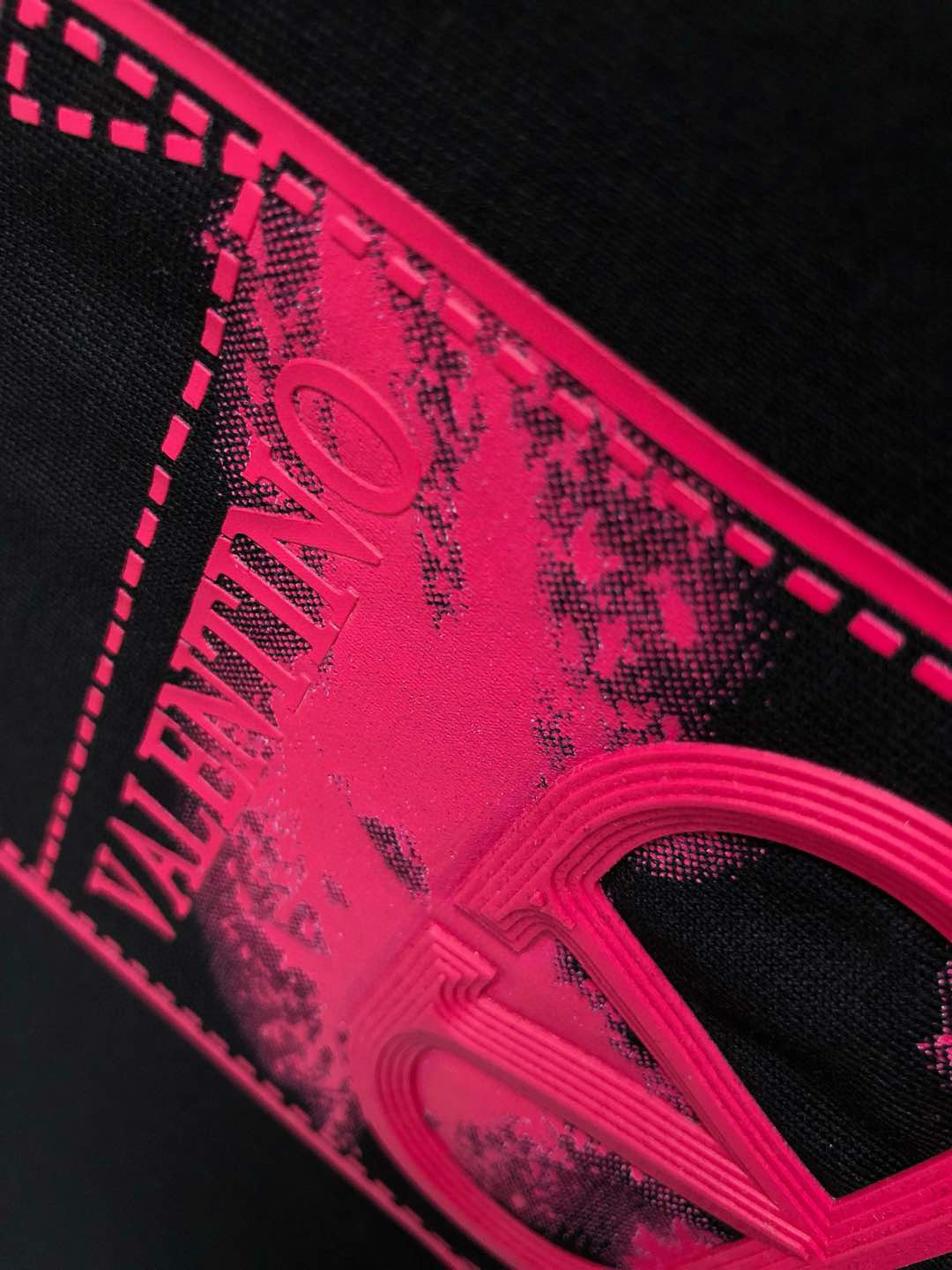  Vitn*合身版型M-XXXL
25春夏顶级红色立体胶印假口袋搭配立体印花经典短袖，精致工艺专柜面料，