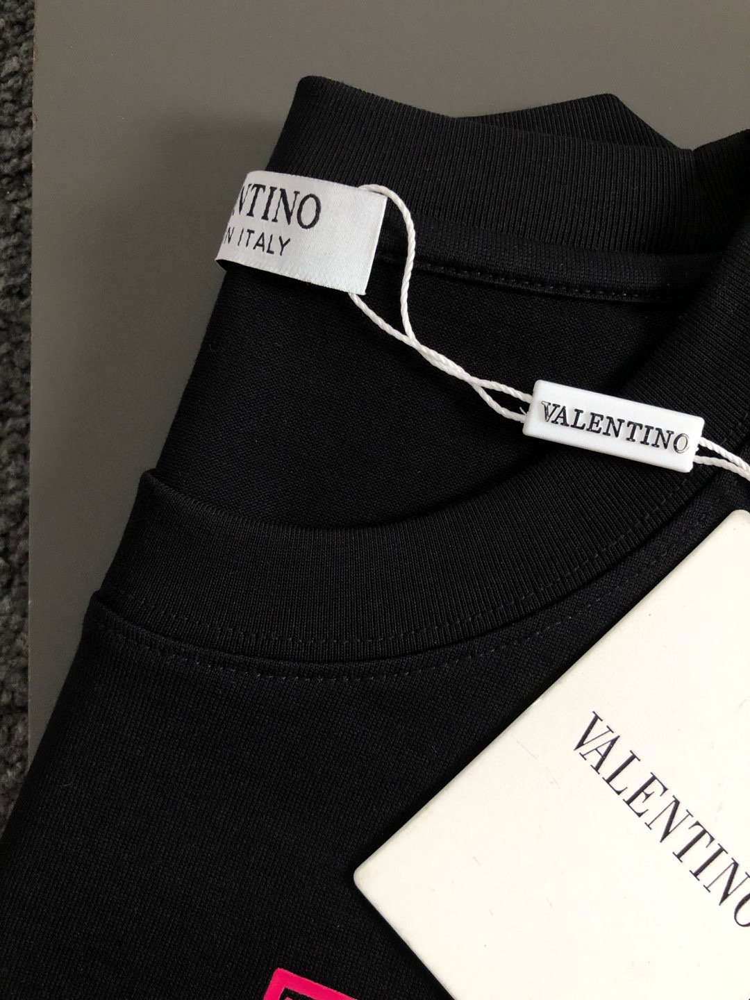  Vitn*合身版型M-XXXL
25春夏顶级红色立体胶印假口袋搭配立体印花经典短袖，精致工艺专柜面料，