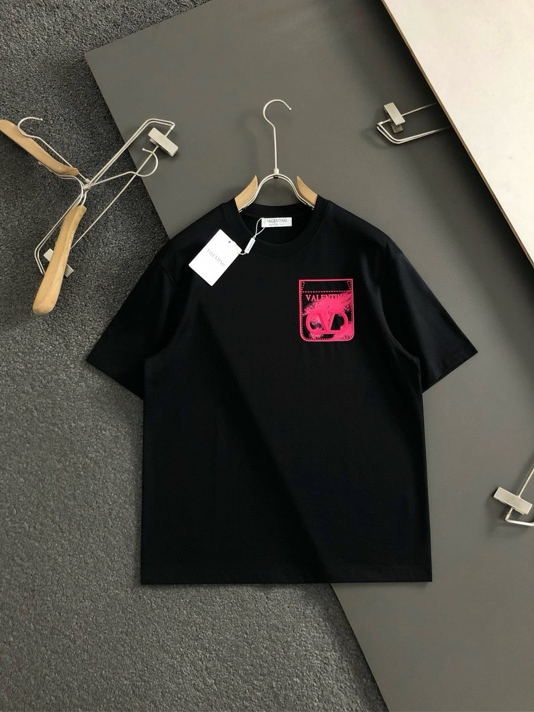  Vitn*合身版型M-XXXL
25春夏顶级红色立体胶印假口袋搭配立体印花经典短袖，精致工艺专柜面料，