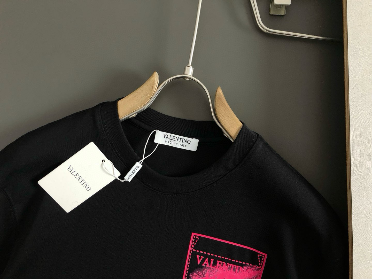  Vitn*合身版型M-XXXL
25春夏顶级红色立体胶印假口袋搭配立体印花经典短袖，精致工艺专柜面料，
