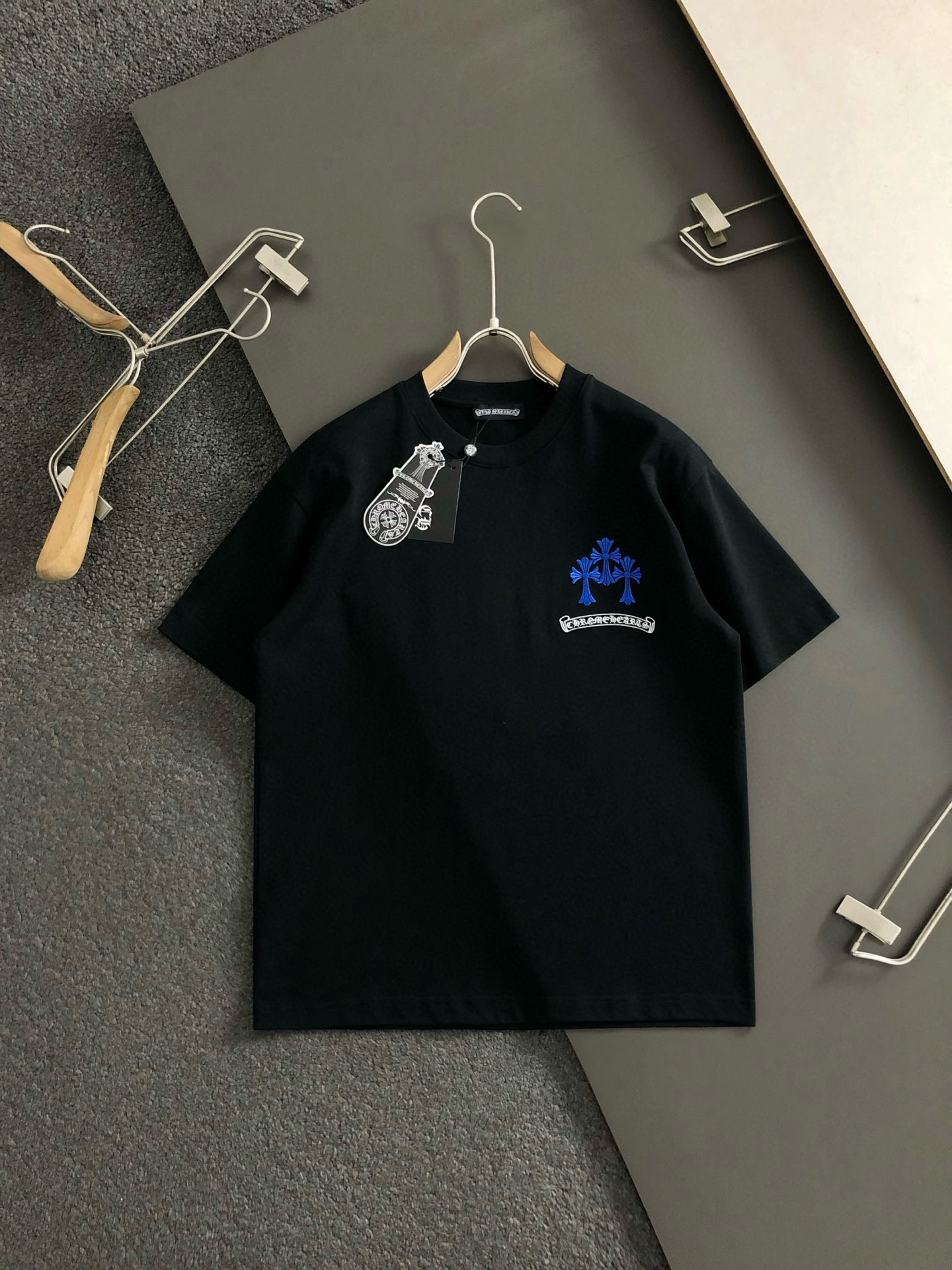  Ch*合身版型S-Xl
25早春最新款梵文印花融合十字贴布绣重磅短袖，高端品质专柜原单圆领援助，顶级制