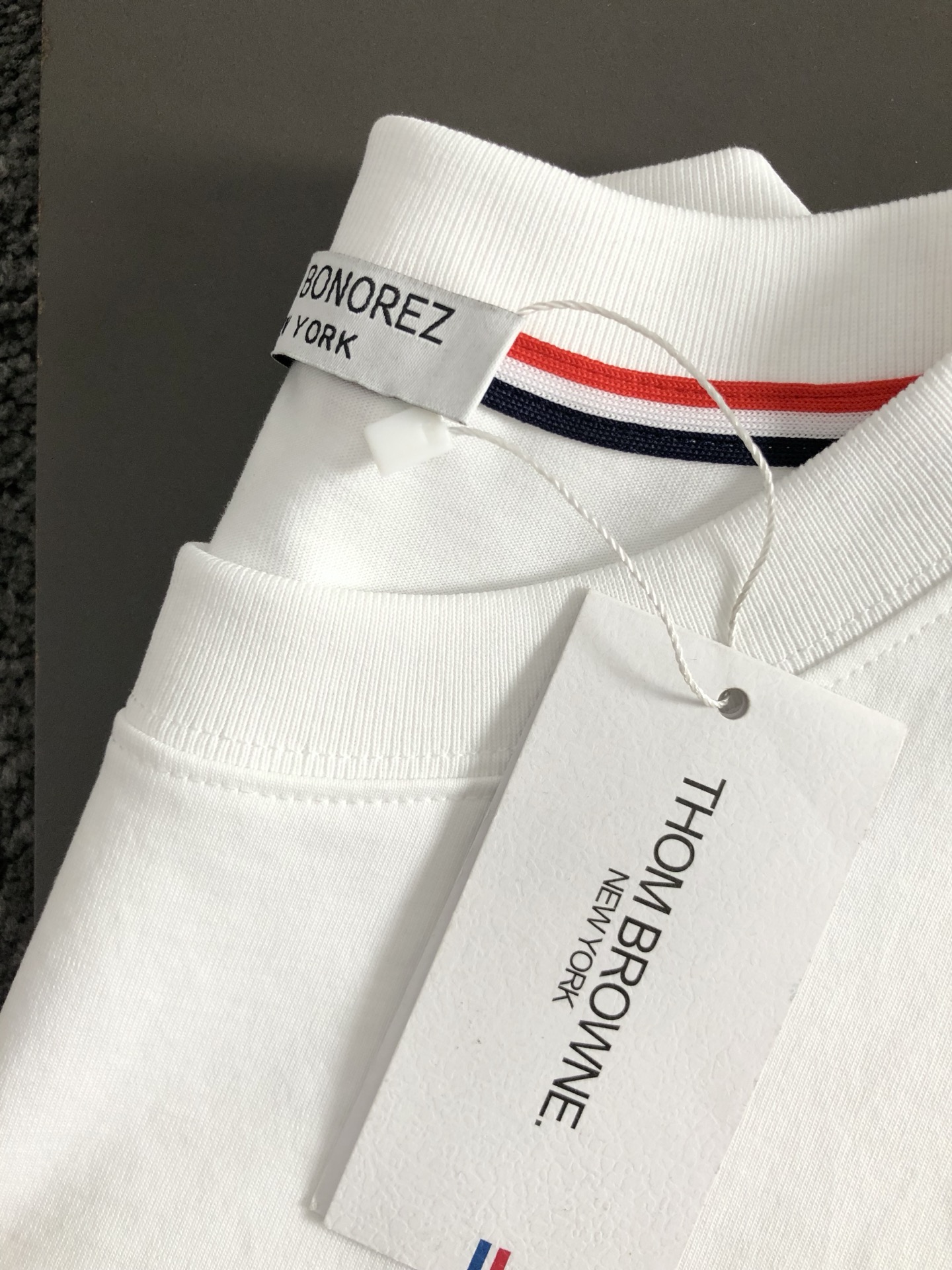  Tb牌*合身版型M-XXXL
25春夏顶级黑色球拍印花工艺重磅经典短袖，精致工艺专柜面料，顶级元素融合