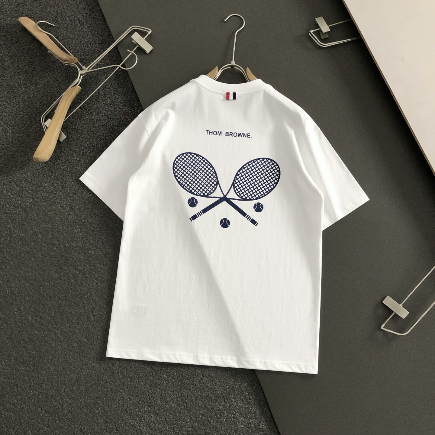  Tb牌*合身版型M-XXXL
25春夏顶级黑色球拍印花工艺重磅经典短袖，精致工艺专柜面料，顶级元素融合