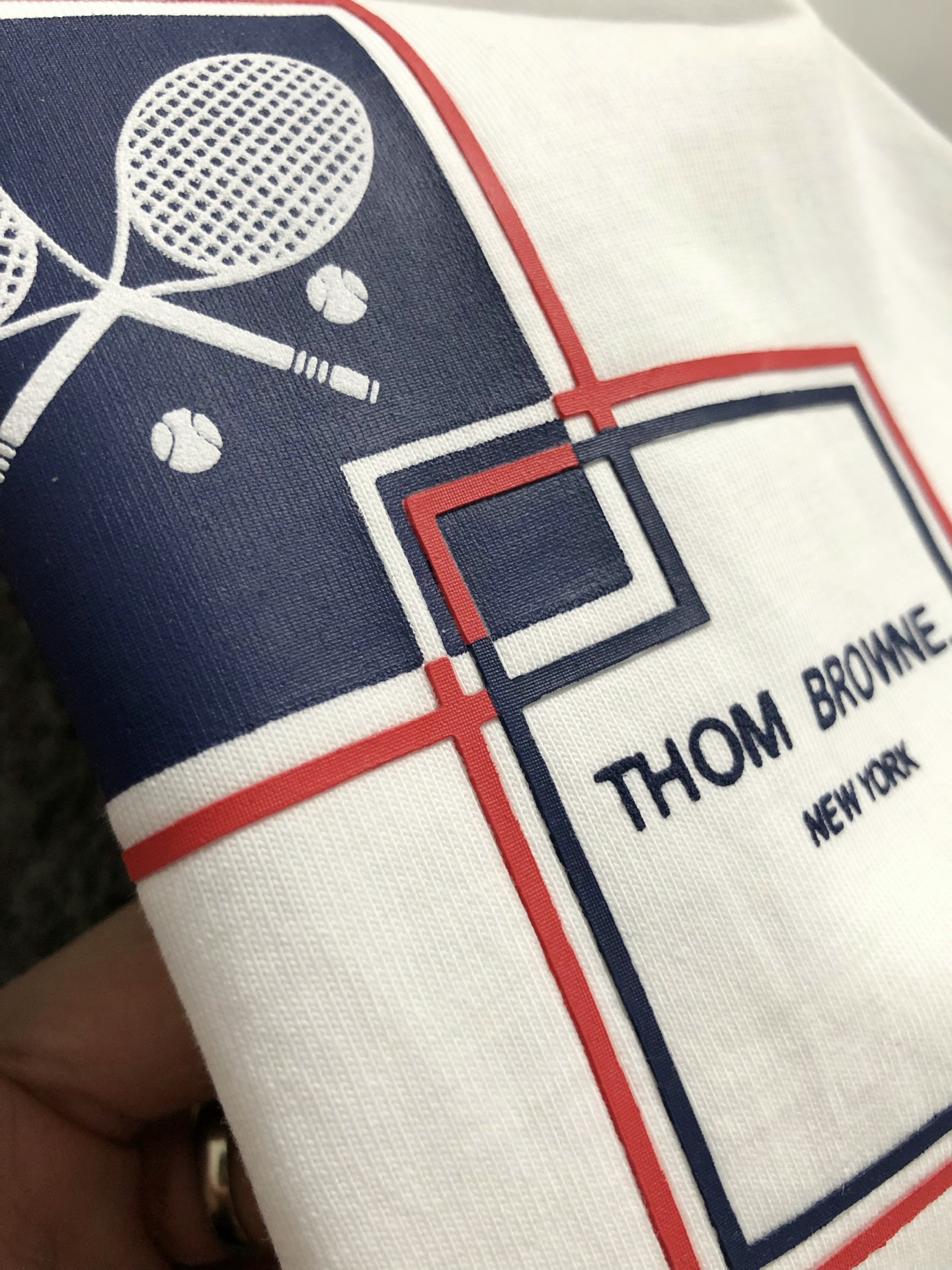  Tb牌*合身版型M-XXXL
25春夏顶级黑色球拍印花工艺重磅经典短袖，精致工艺专柜面料，顶级元素融合