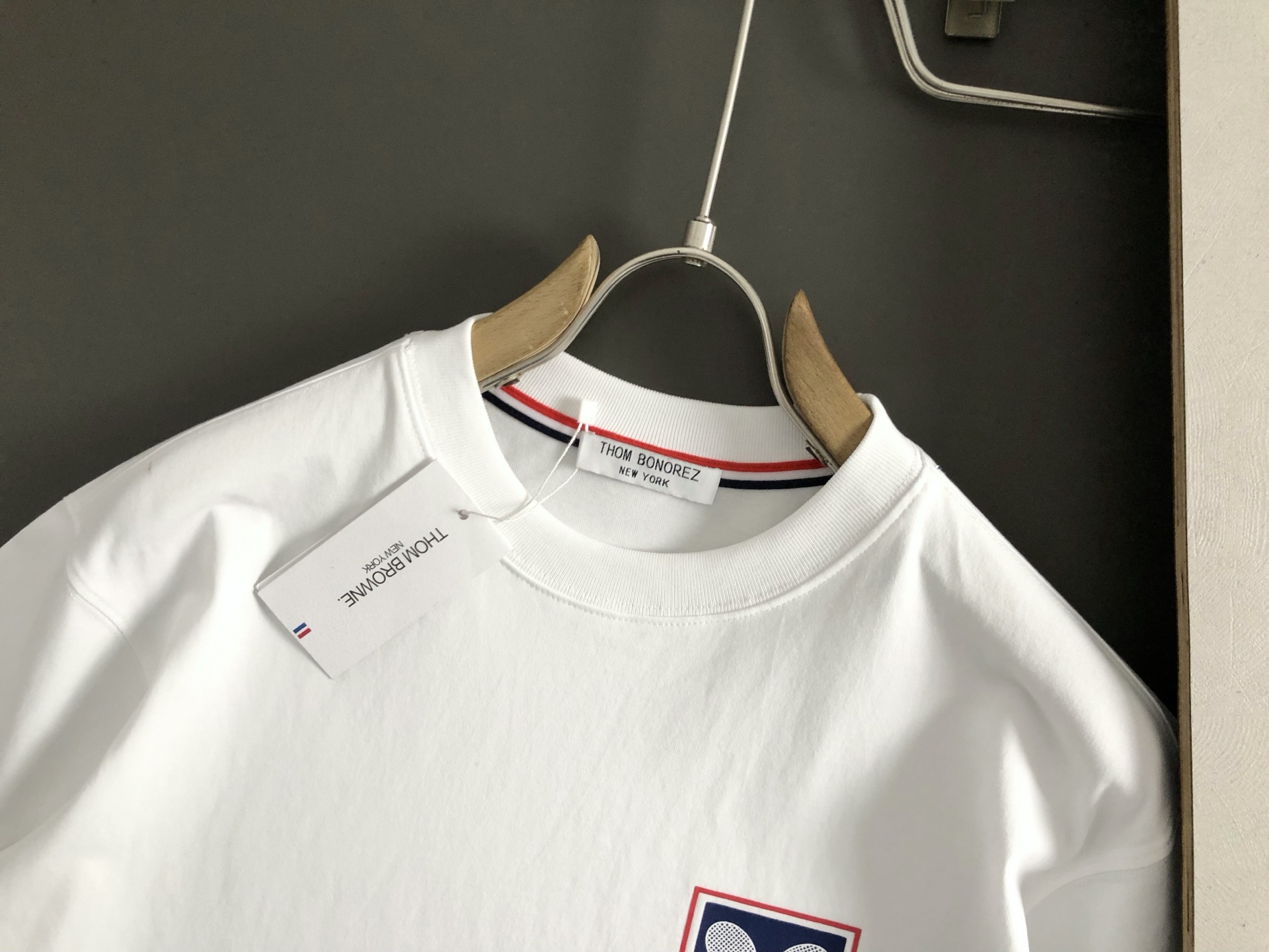  Tb牌*合身版型M-XXXL
25春夏顶级黑色球拍印花工艺重磅经典短袖，精致工艺专柜面料，顶级元素融合