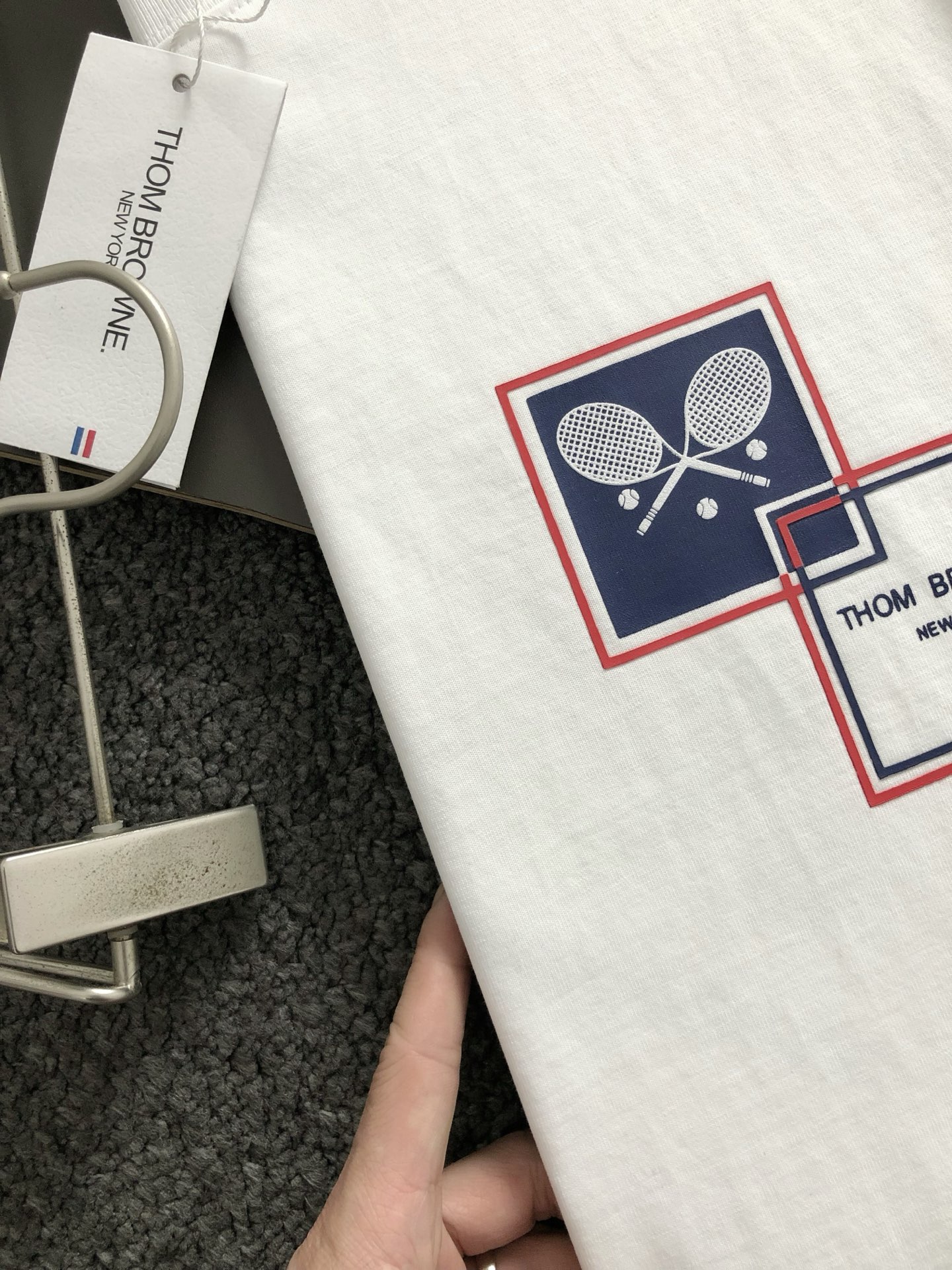  Tb牌*合身版型M-XXXL
25春夏顶级黑色球拍印花工艺重磅经典短袖，精致工艺专柜面料，顶级元素融合