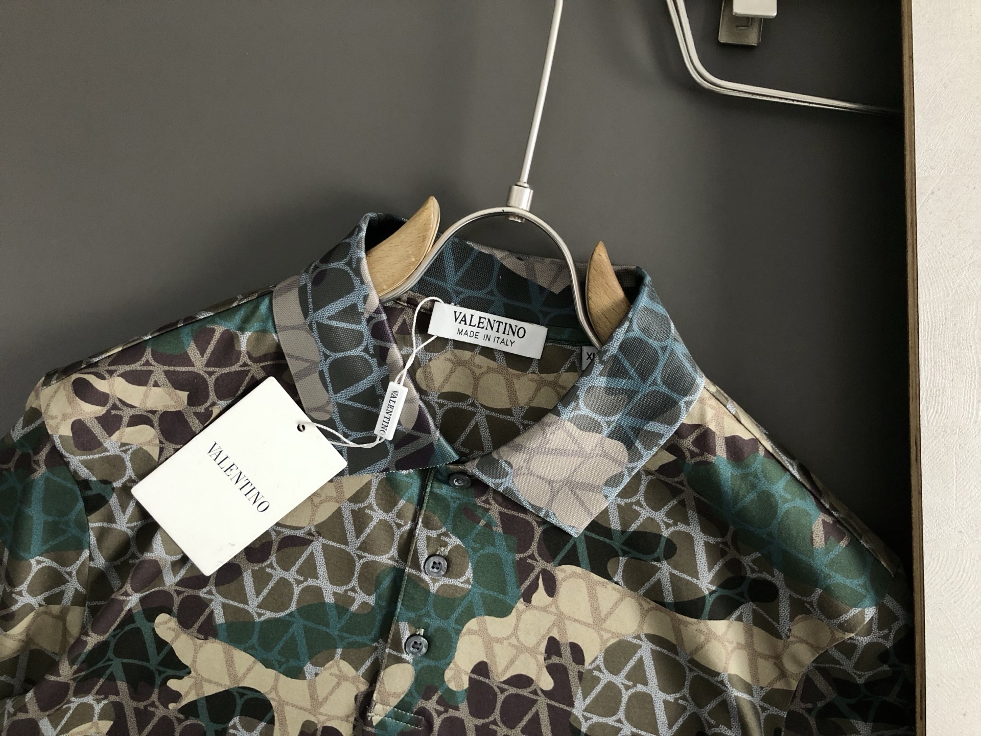  Vitn*合身版型M-XXXL
25春夏顶级天丝迷彩满幅印花重磅经典Polo短袖，精致丝滑专柜面料，顶