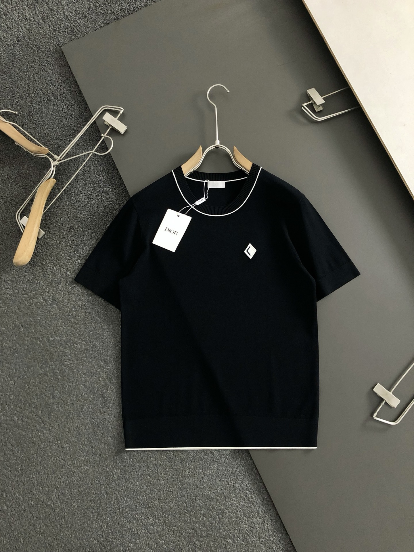  Dir**修身版型M-xxxl
2025秋款顶级进口私货，高端CD简约款绣标针织衫，黑白线条融合刺绣针