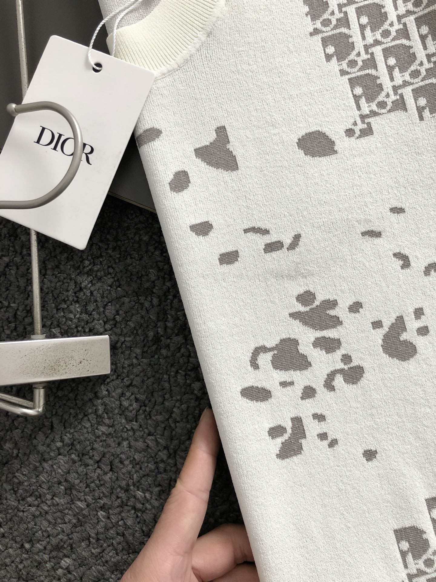  Dir*修身版型M-xxxl
2025秋款顶级进口私货，高端提花字母短袖针织衫，黑灰双色拼色融合提花针