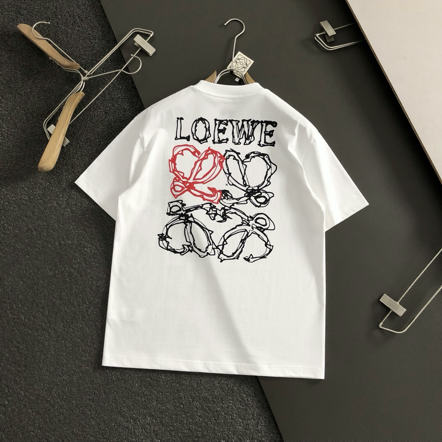 Low*合身版型M-XXXL
25春夏顶级黑白双色印花专柜面料重磅短袖，顶级元素融合打造，经典短袖3标